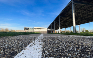 Avec une ligne de tir fixe, et enrobée, nous pouvons accueillir sans contrainte de déplacement les compétitions de para-tir à l'arc. C'est un confort que tout archer, même à mobilité non-réduite, apprécie.