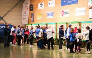 Les archers comptent leurs points sur une compétition à 18m, sous la surveillance et avec l’appui des arbitres.