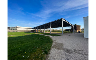 Le pas de tir extérieur couvert permet également de mettre à l'abris les spectateurs venus observer les compétitions TAE organisées aux centre des Archers de Boé.