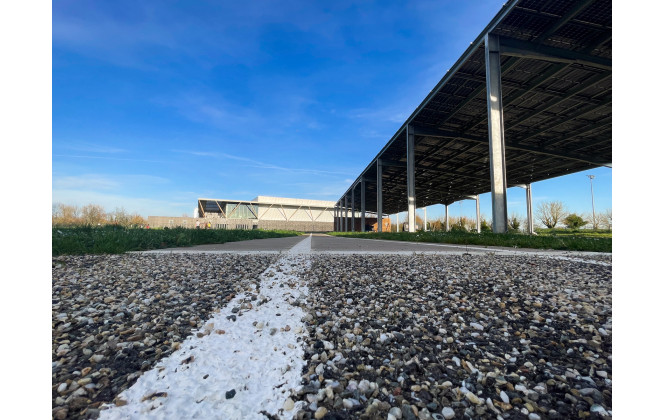 Avec une ligne de tir fixe, et enrobée, nous pouvons accueillir sans contrainte de déplacement les compétitions de para-tir à l'arc. C'est un confort que tout archer, même à mobilité non-réduite, apprécie.