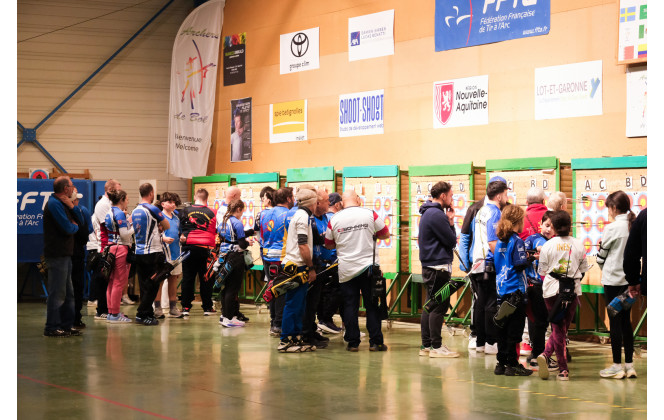 Les archers comptent leurs points sur une compétition à 18m, sous la surveillance et avec l’appui des arbitres.